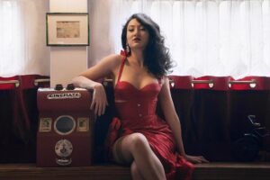 Création d'un ensemble soutien-gorge et culotte en soie sauvage rouge.