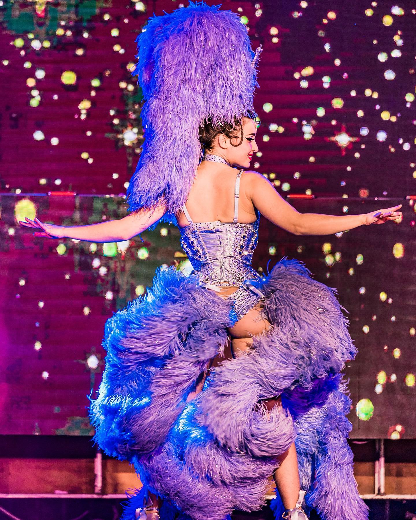 Ensemble soutien-gorge conique et culotte en satin, réalisé en 2022 pour la sublime showgirl parisienne @clea.de.velours.