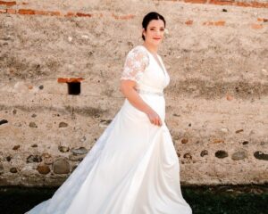 Robe de mariée en soie et tissus brodés.