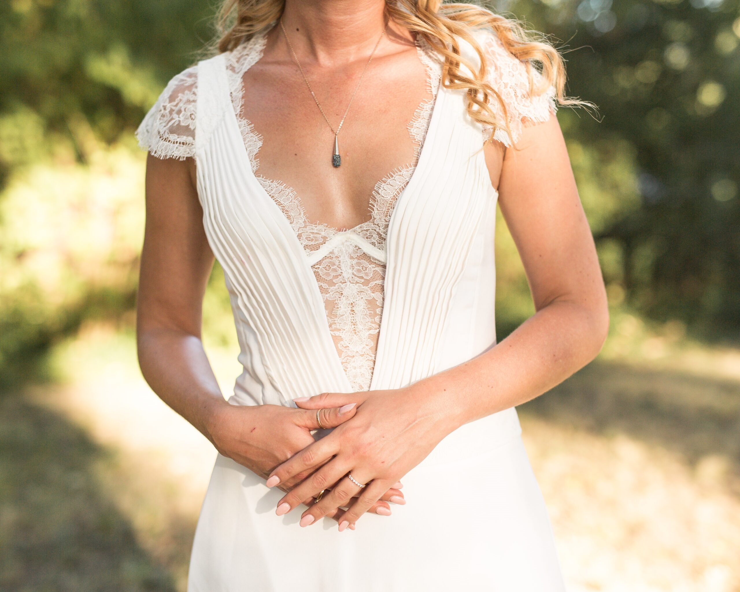 Robe de mariée en crêpe de soie et dentelle de Chantilly.