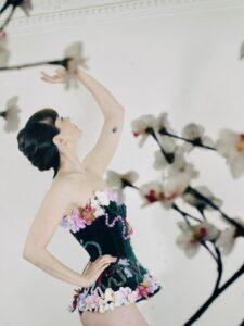 Corset sur mesure en velours et broderies mains.