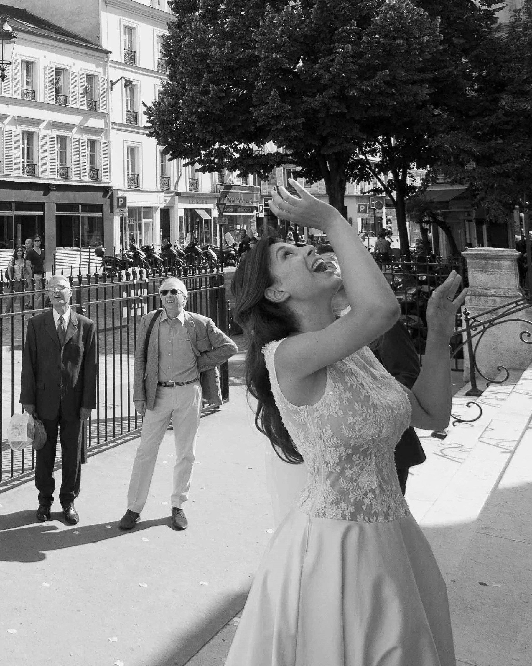 Robe de mariée sur mesure en satin et dentelles perlées.